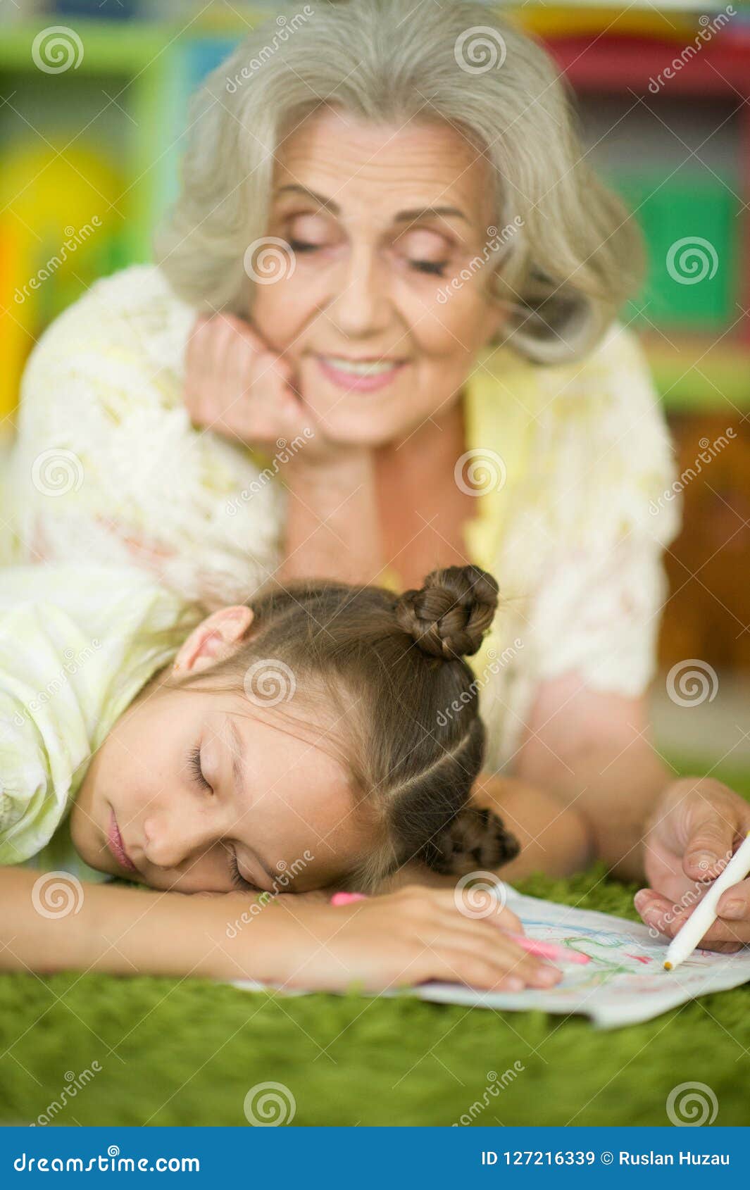 Спящий внук видео. Бабушка и внучка засыпают.