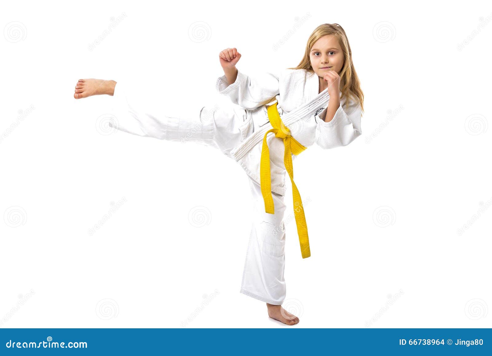 Я спешу на тренировку в кимоно сражаюсь. Каратэ девочки 12 лет. Каратэ дети девочек. Девочка каратист со спины. Девочке в Красном спортивном кимоно.