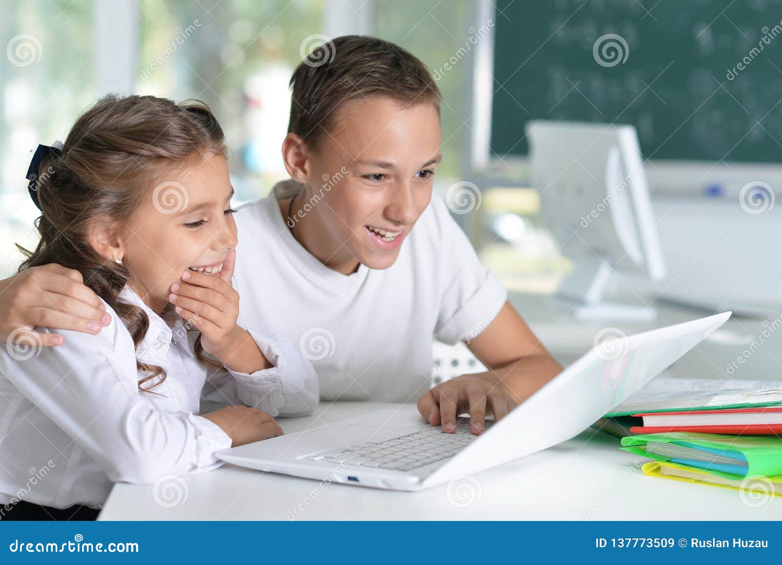 Брат помогает уроки. Брат и сестра учат уроки. Помогаю сестре сделать уроки. Учит сестру. Брат с сестрой делают уроки.