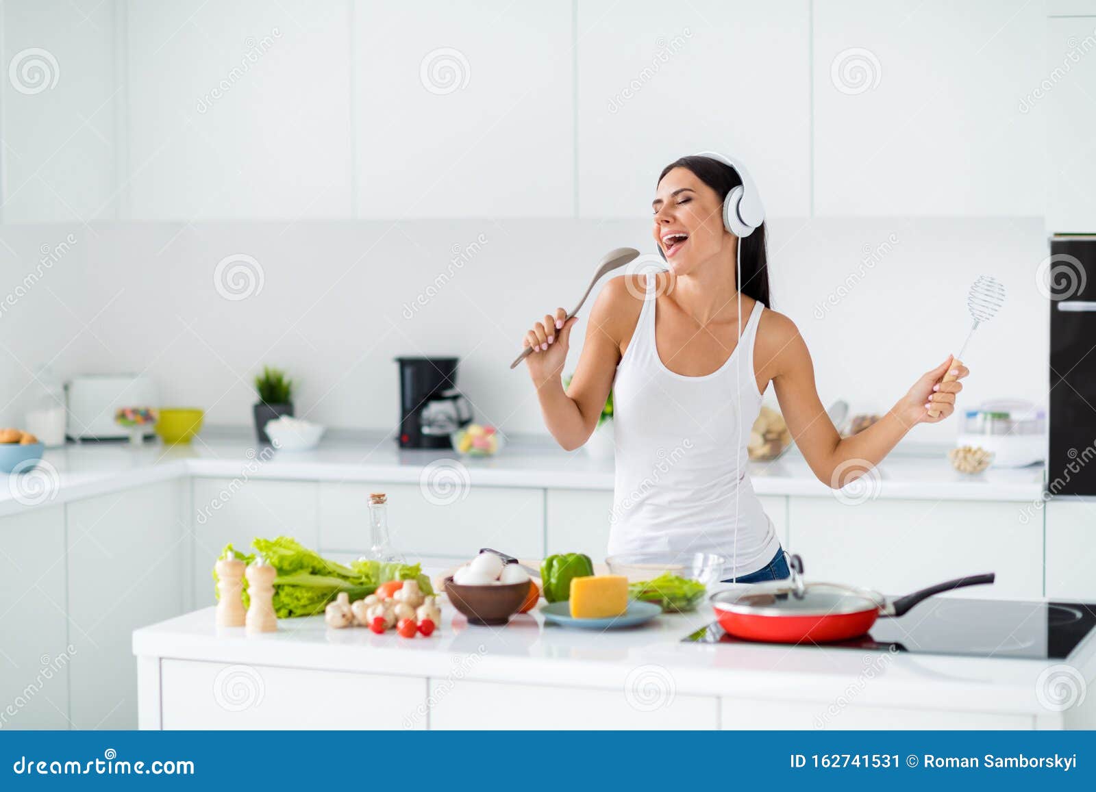 Поем на кухне песня. Пение на кухне. Женщина поет на кухне. Женщина в наушниках на кухне. Девушка поет на кухне.