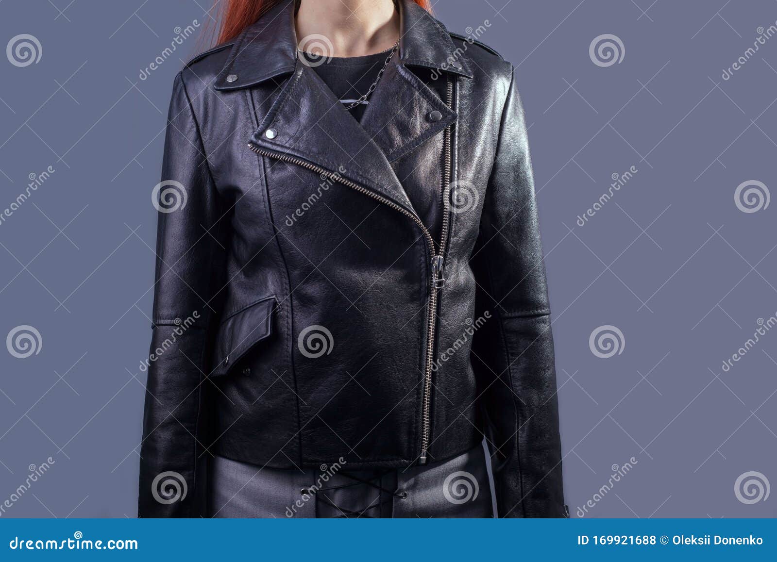 Портрет девушки в куртке кожи высокого качества. Стиль рок-н-ролла  женщинами. Промо фотографии кожаной куртки Стоковое Фото - изображение  насчитывающей мешковатый, девушка: 169921688