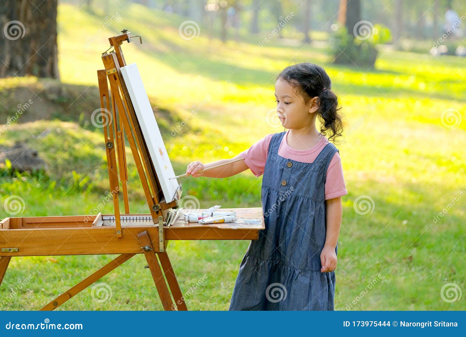 Портрет девушки сделать картину в саду или парке светом утром Стоковое Фото  - изображение насчитывающей мило, бульвара: 173975444