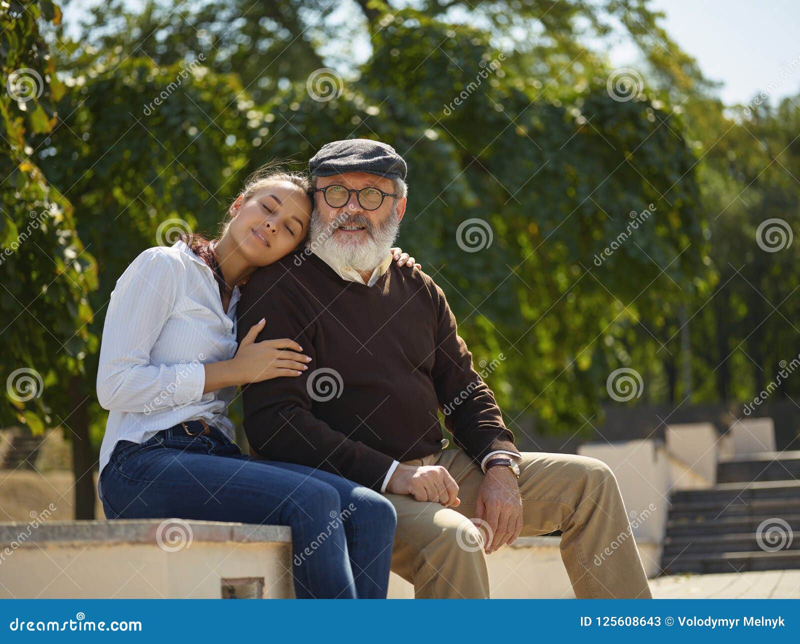 Дед обнимать. Объятия дедушки. Девушка обнимает дедушку. Обнимаются дед с девочкой. Объятия с дедом.