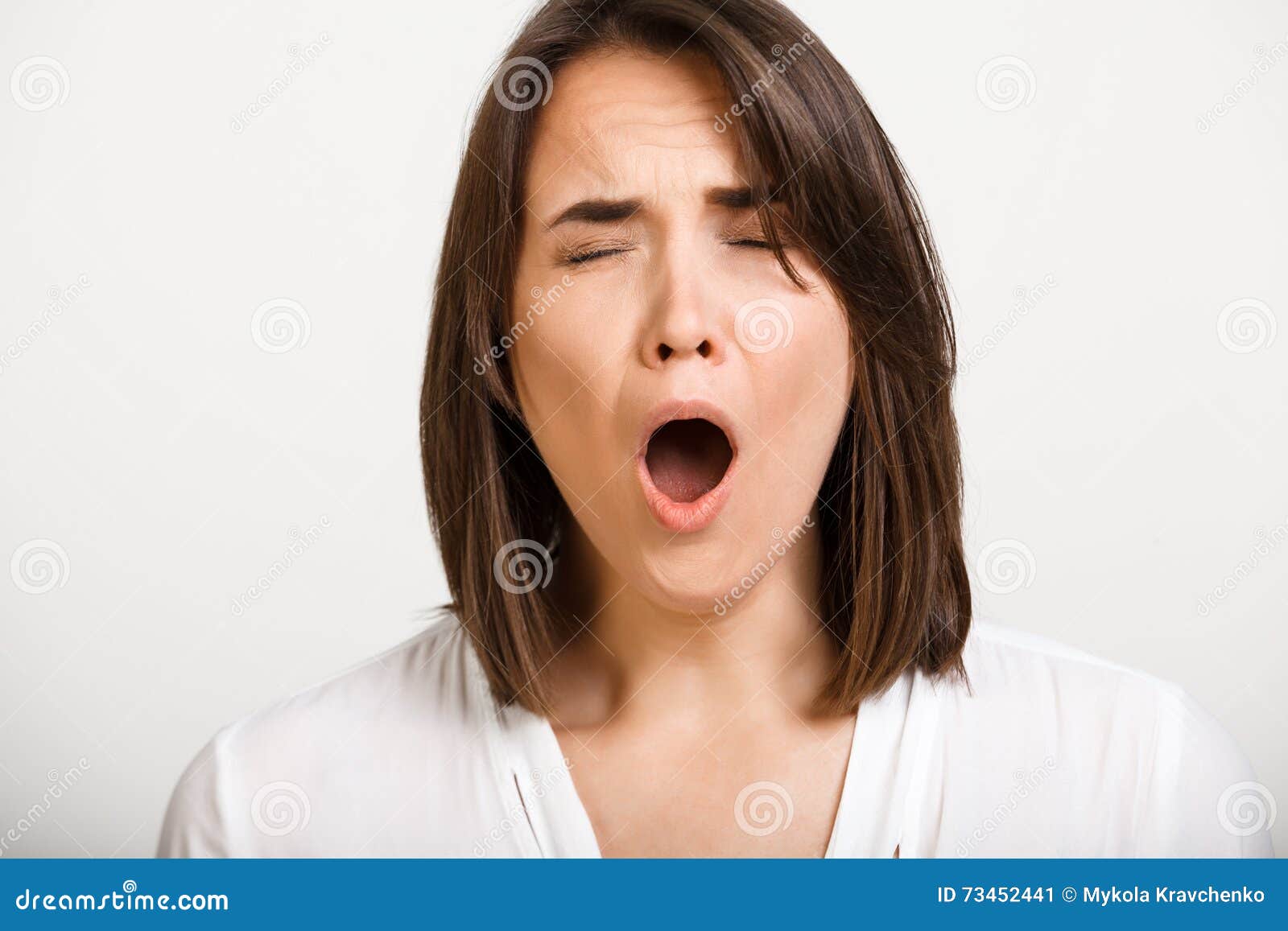 Причины частой зевоты у женщин. Женщина зевает. Yawning женщины. Женщина зевает широко. Женщины зевают фото.