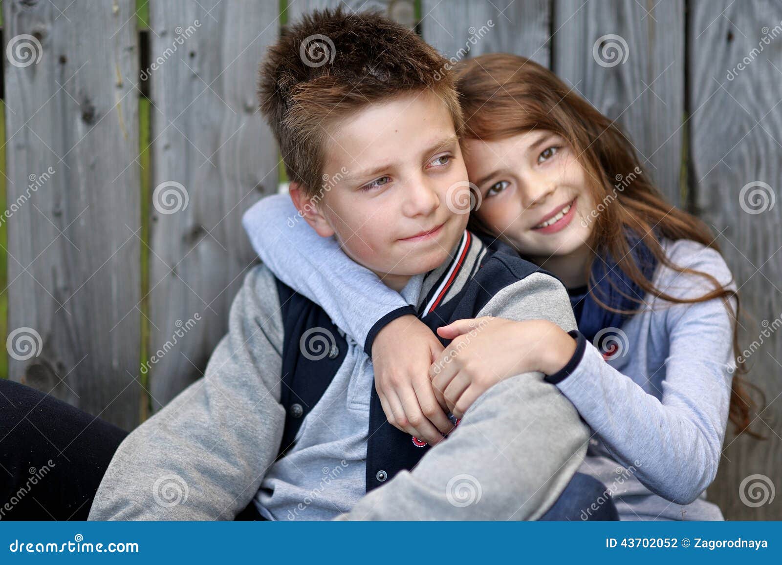 Boy girl shows. Фото мальчика с девочкой которые любят друг друга 12 лет. Спасёные девочки мальчиком фёдором фото. Одно фото с наручными часами мальчик и девочка.