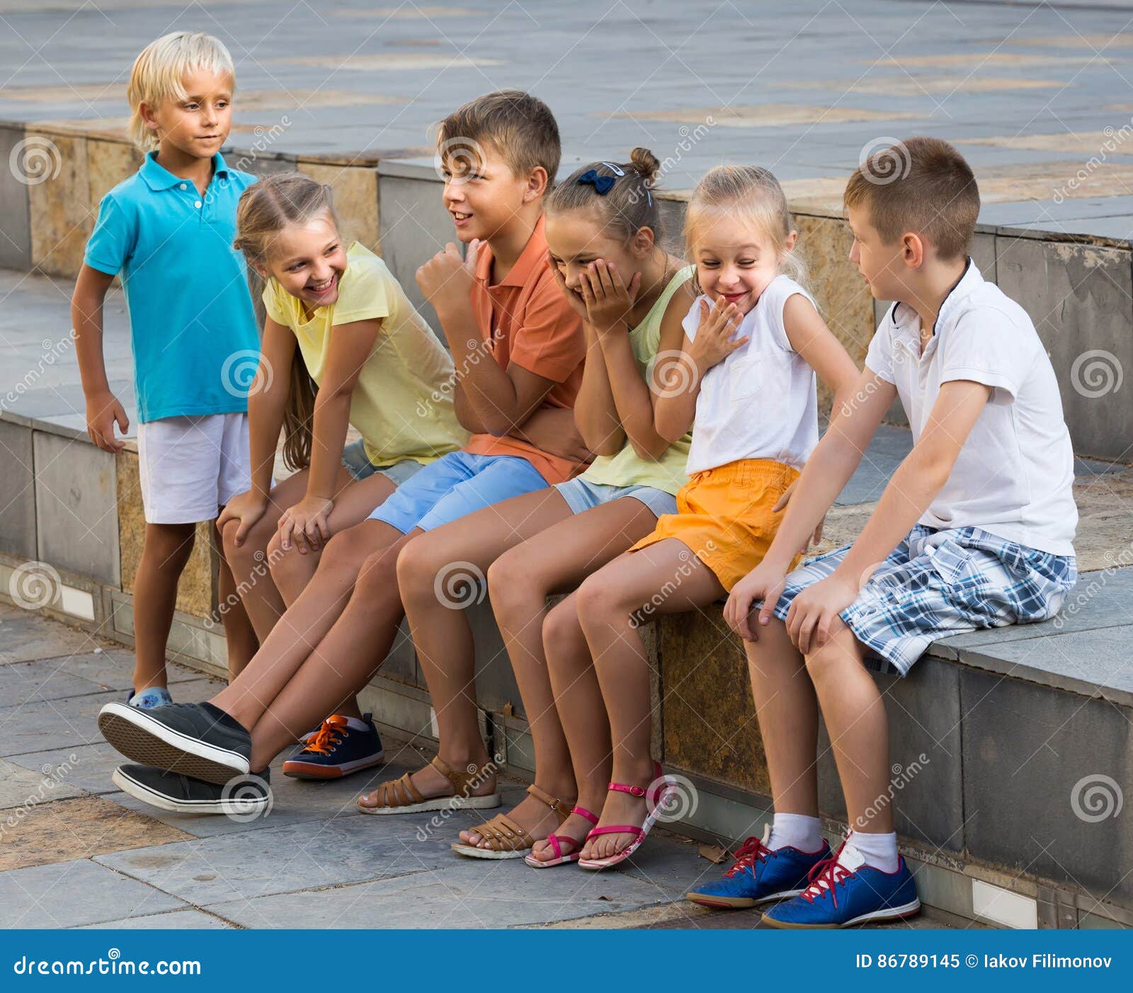Family spending time together. здоровый ребенок. студия: leisure time. счастливая семья на природе. здоровый ребенок бежит.