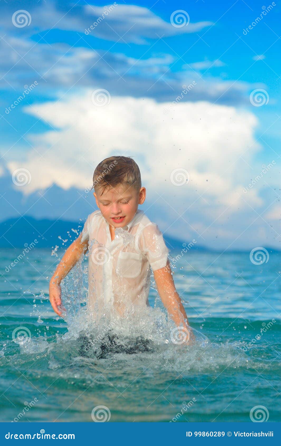 Мокрая плавка. Мокрый мальчик. Мальчишки в мокрой одежде. Мальчик 5 лет в мокрых. Подгузник мальчик мокрый.