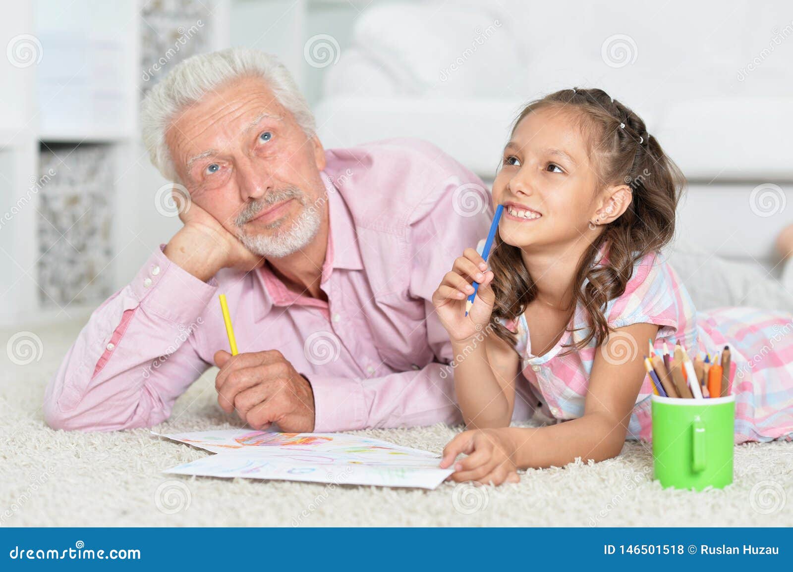 Дед внучкой занимается. Счастливый дедушка с внучкой. Счастливый дедушка с 18 летней внучкой. Фото дедушки с внучкой нарисовано. Внучка и дедушка чертеж.