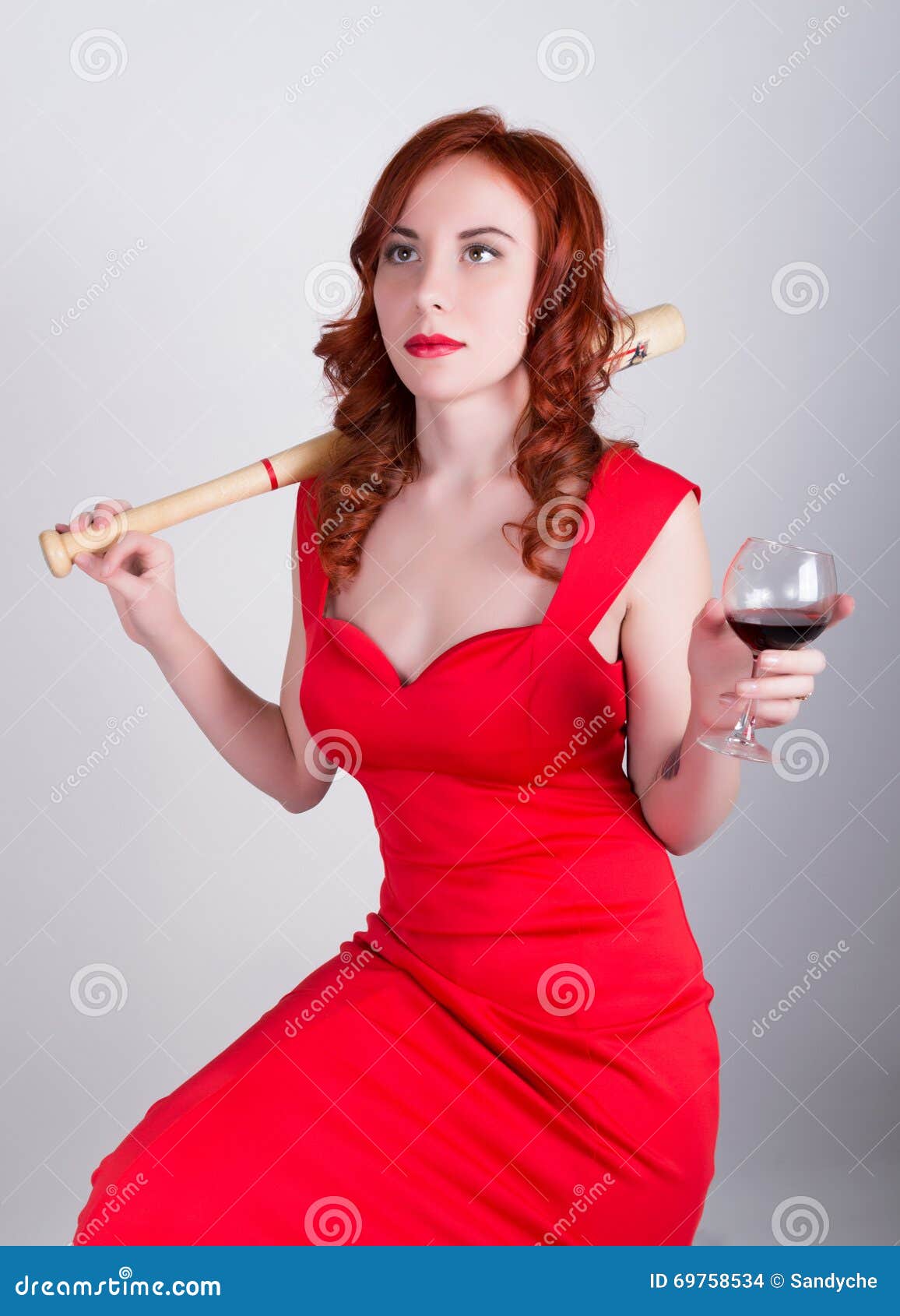 Красны попит. Женщина в Красном платье пьет вино. Красный попит. Девушка в Красном платье выпила со зрелым мужиком.