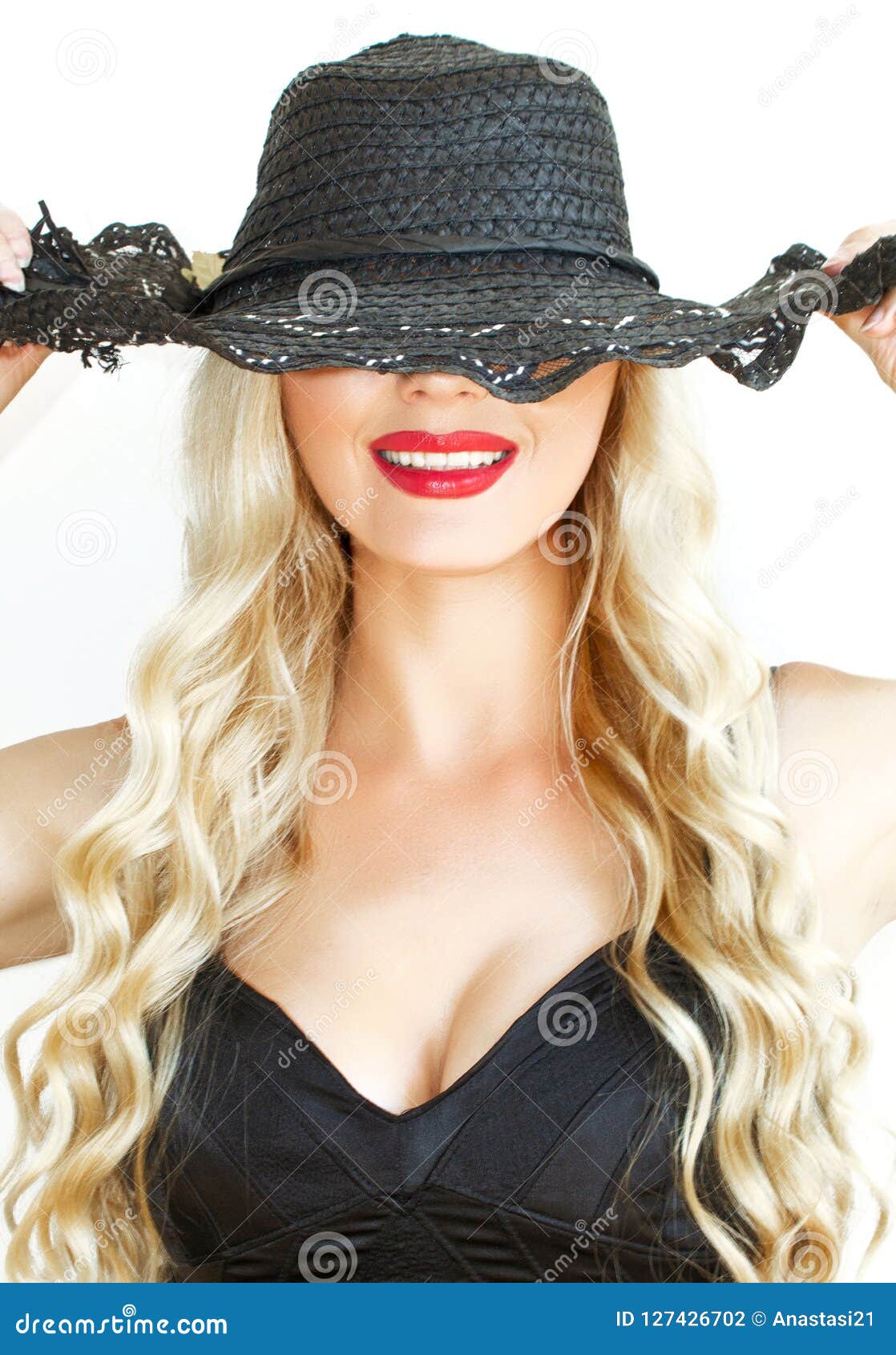 Знойная блондинка в экстравагантной шляпе