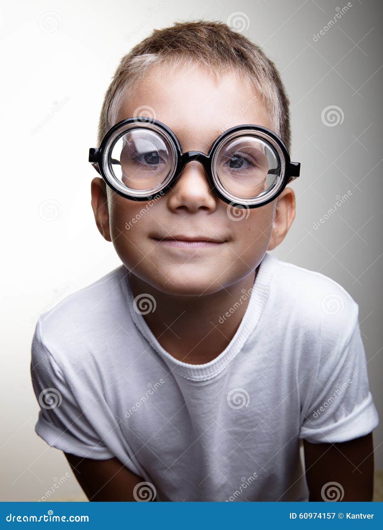 Мальчик с большими очками. Мальчик в очках. Маленький мальчик с очками. Маленький мальчик в очках. Дети с очками лупами.