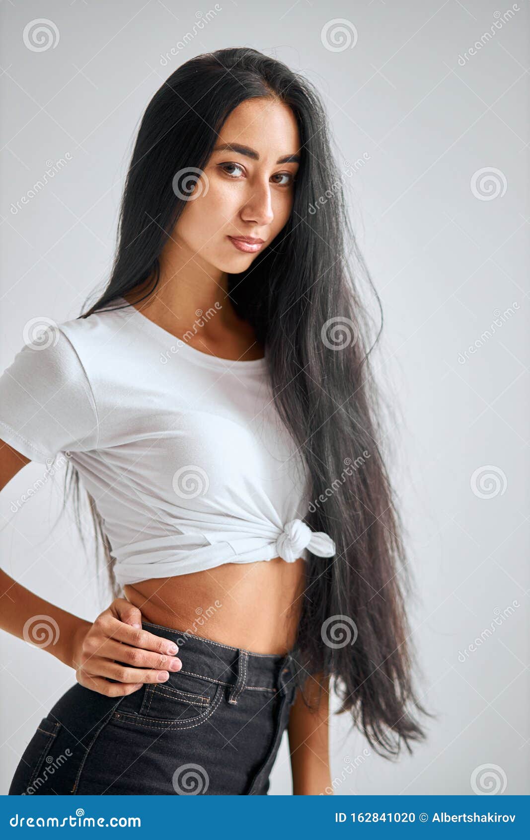 Очаровательная брюнетка с длинными волосами