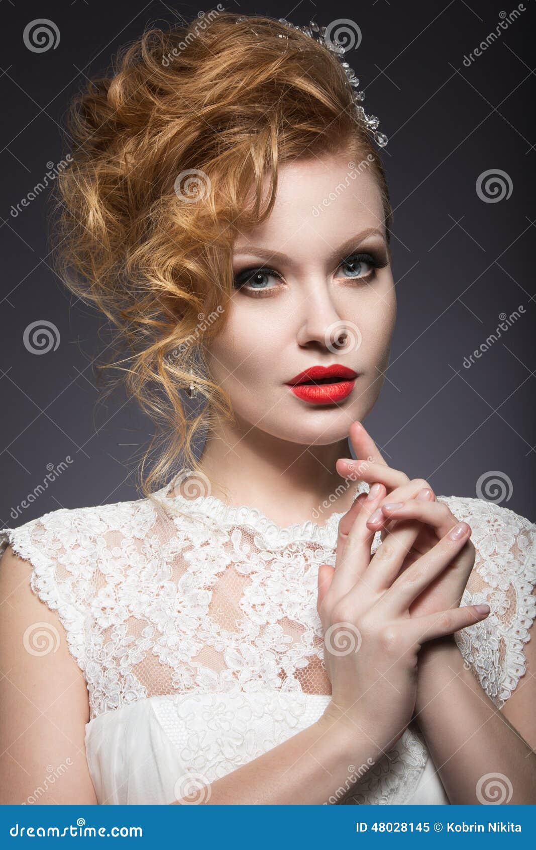 Портрет красивой женщины имбиря с красными губами в изображении невесты Стоковое Изображение - изображение насчитывающей художничества, способ: 48028145