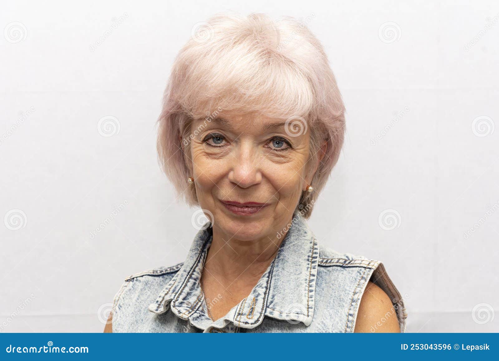 Портрет 66 Лет Женщина - стоковые фотографии и другие картинки 65-69 лет - 65-69