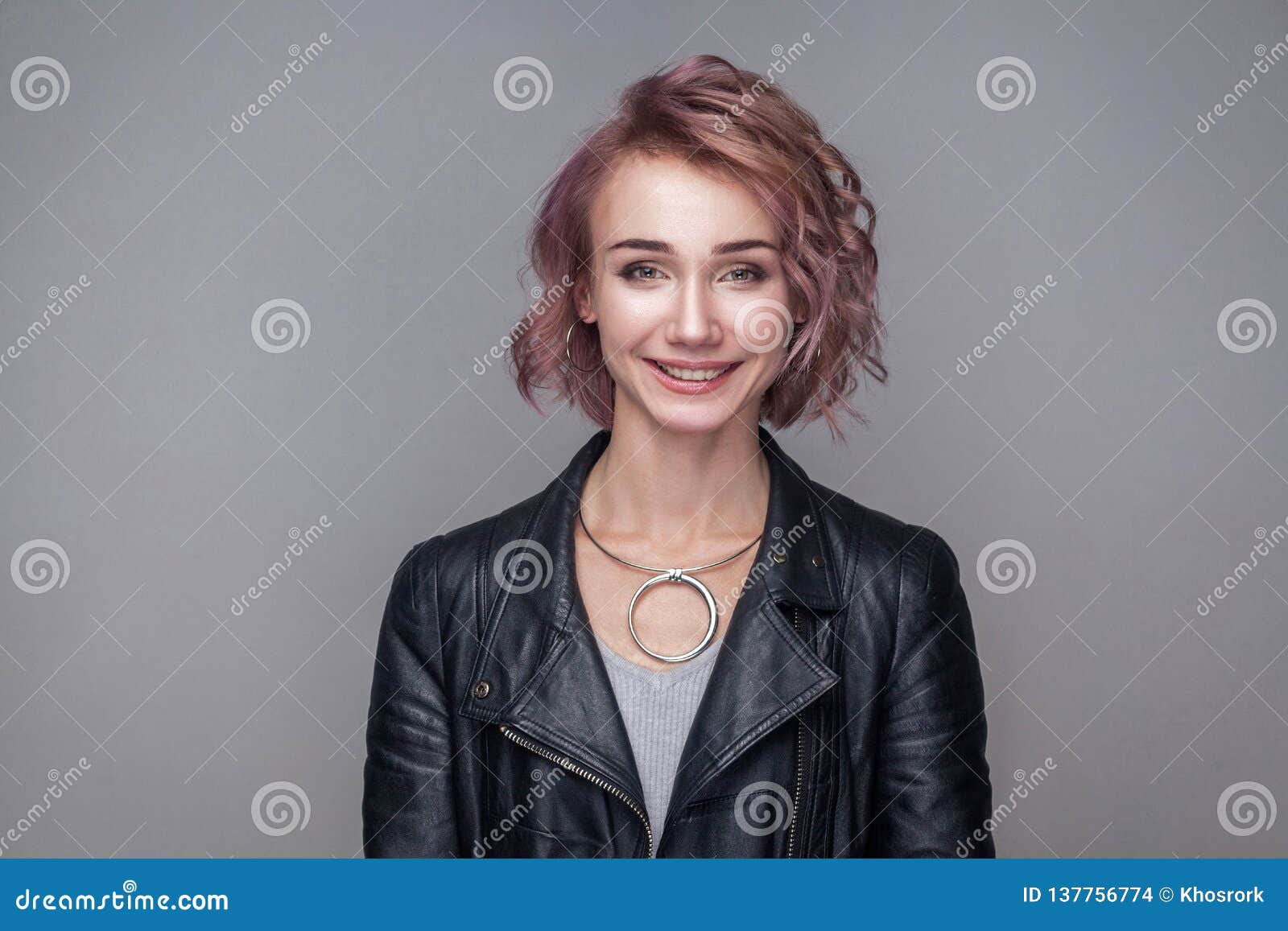 Portret Krasivoj Schastlivoj Devushki S Korotkimi Stilem Prichesok I Makiyazhem V Polozhenii Kozhanoj Kurtki Neprinuzhdennogo Stilya Cherno Stokovoe Foto Izobrazhenie Naschityvayushej Volosy Horosho 137756774