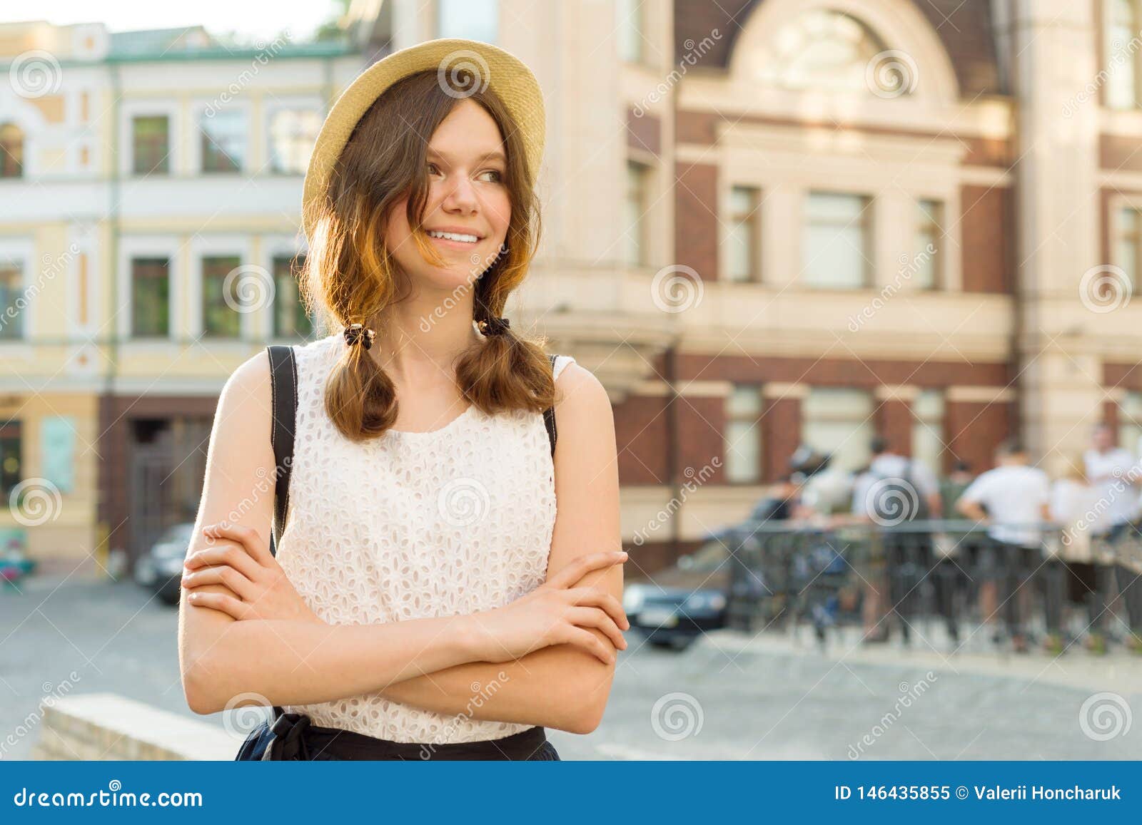 Портрет лета на открытом воздухе усмехаясь красивой девушки 13 подростка,  14 лет старой нося шляпы на улице города, космосе экзем Стоковое  Изображение - изображение насчитывающей ребенок, счастливо: 146435855