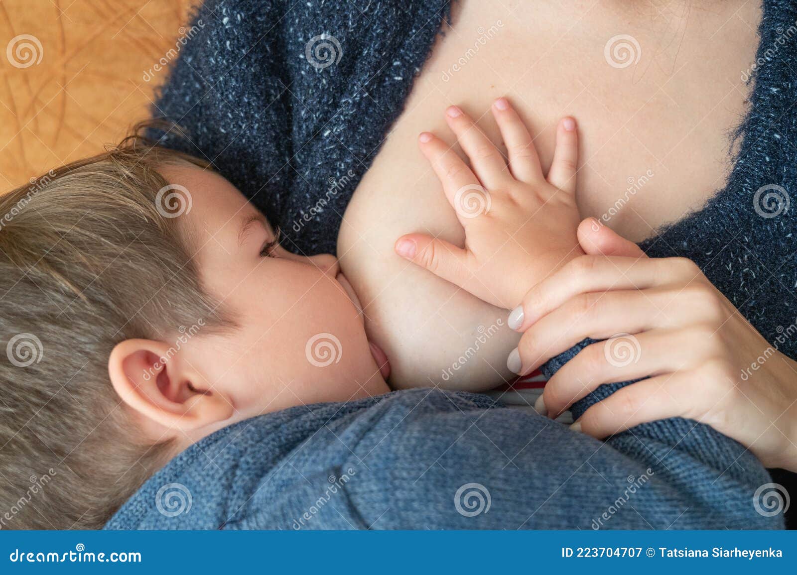 сын держит за грудь маму фото 72
