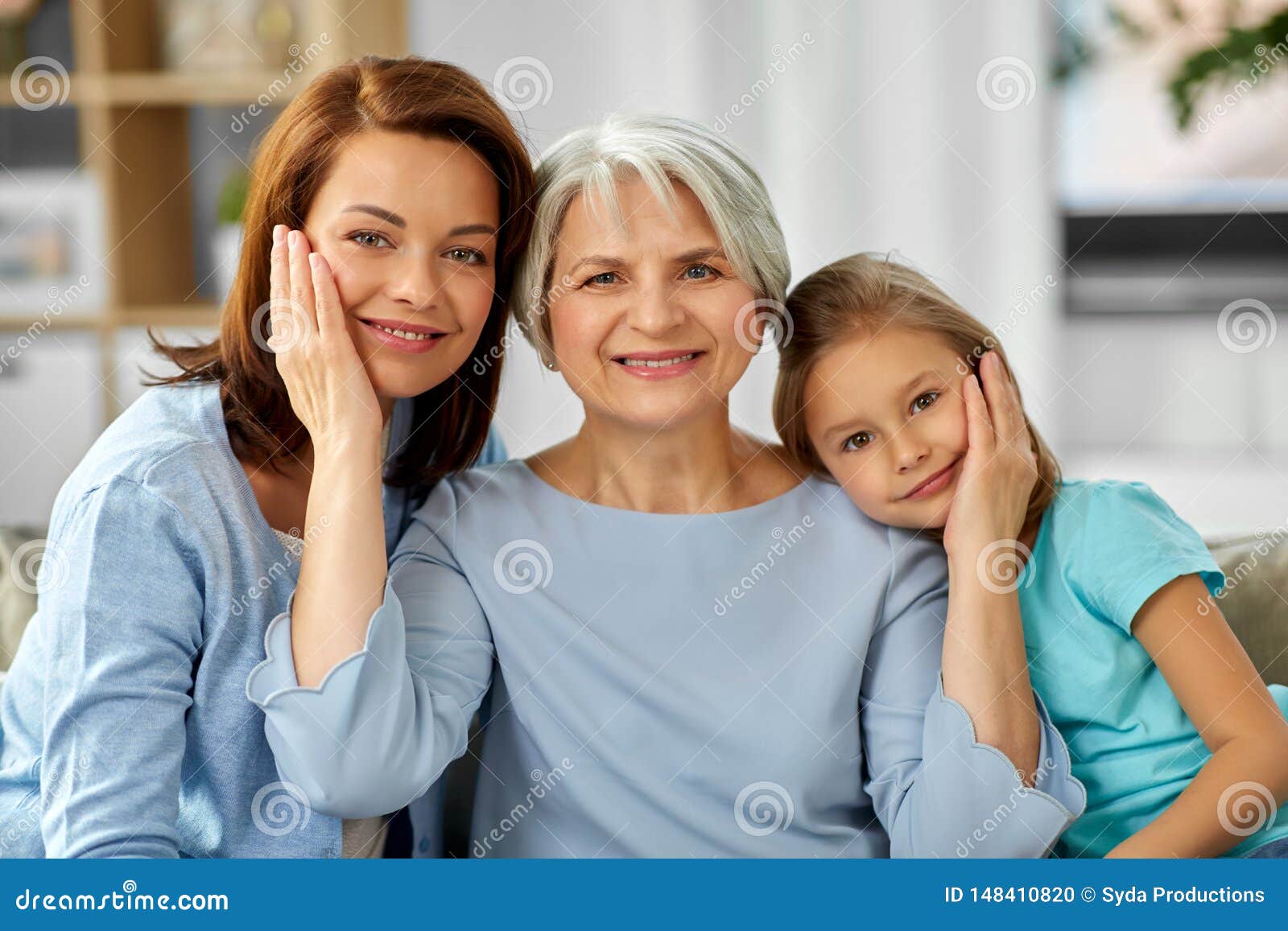 Мама и дочь веб. Поколение мама бабушка. Бабушка мама и дочка. Фотосессия бабушка мама и дочка. Мать и дочь фотопортрет.