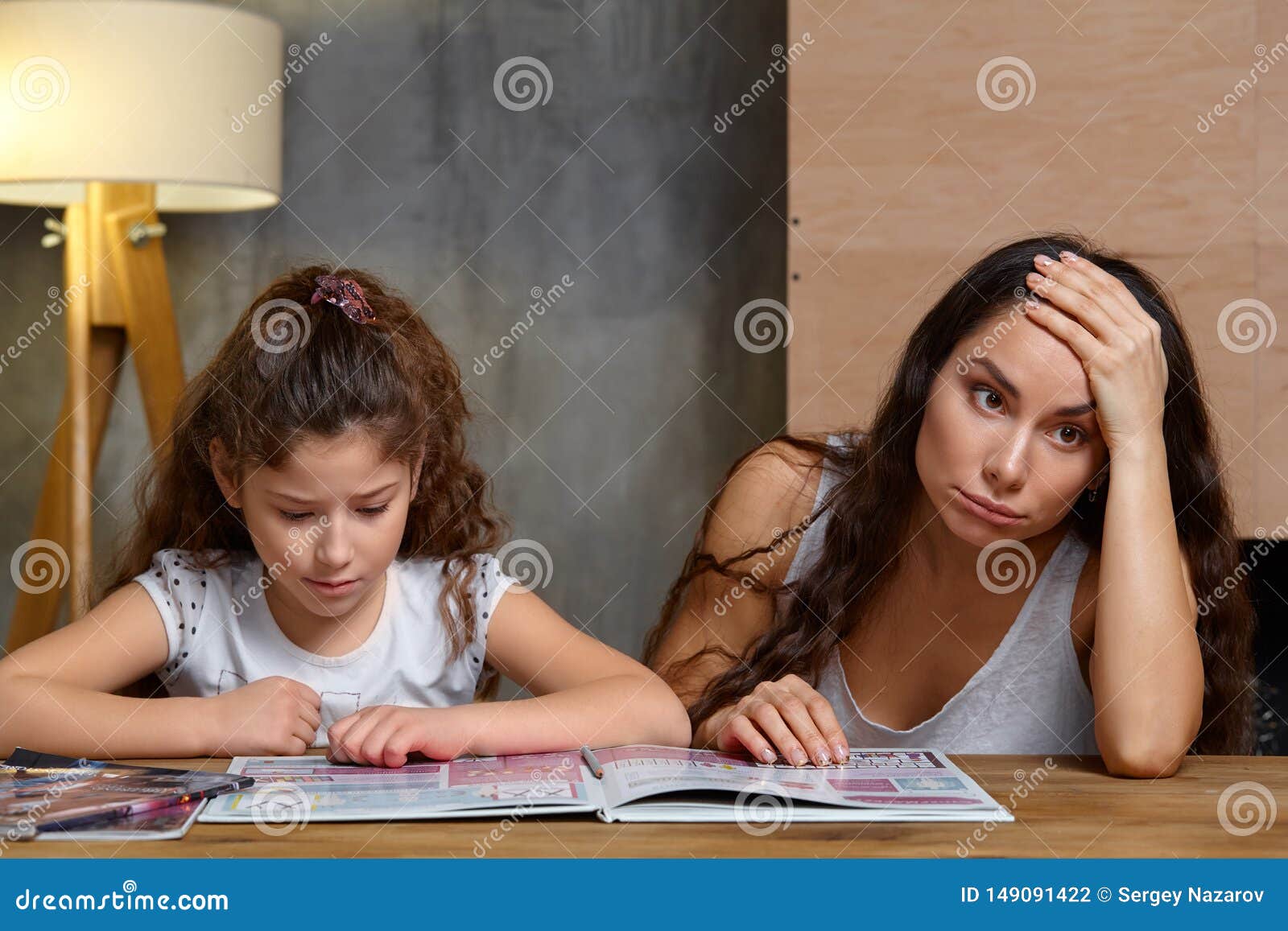 Чему он учил дочь. Родители учат детей ебаться. Мама с дочкой готовят. Мама учит дочку готовить. ��мама учит дочку как делаются дети.