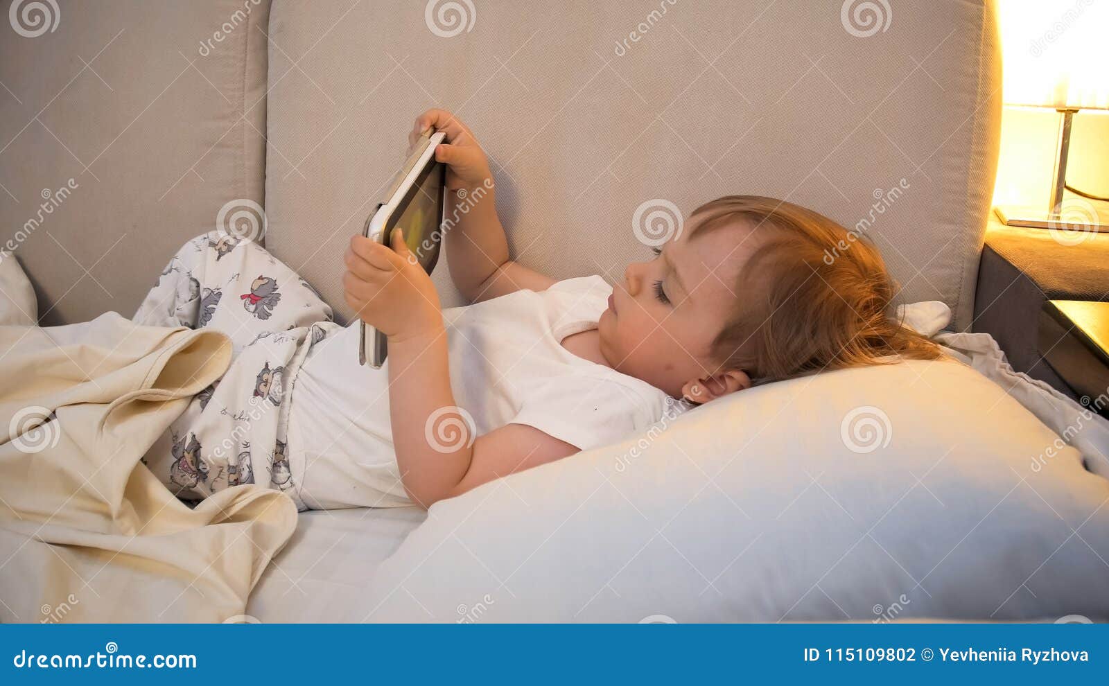 Писается ночью в кровать. Ребенок писается в кровать. Дети на кровати с планшетом. Ребенок описался в кровати. Ребёнок писятся ноью 7 лет.