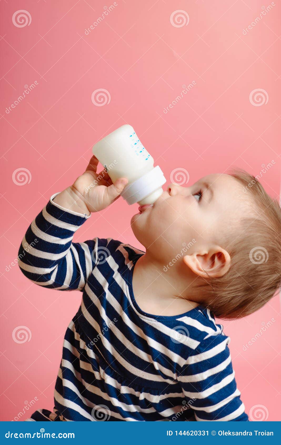 Дети пьют из бутылки. Малыш пьет из бутылочки. Малыш молоко. Малыш пьет молоко. Малышей которые пьют из бутылочки.