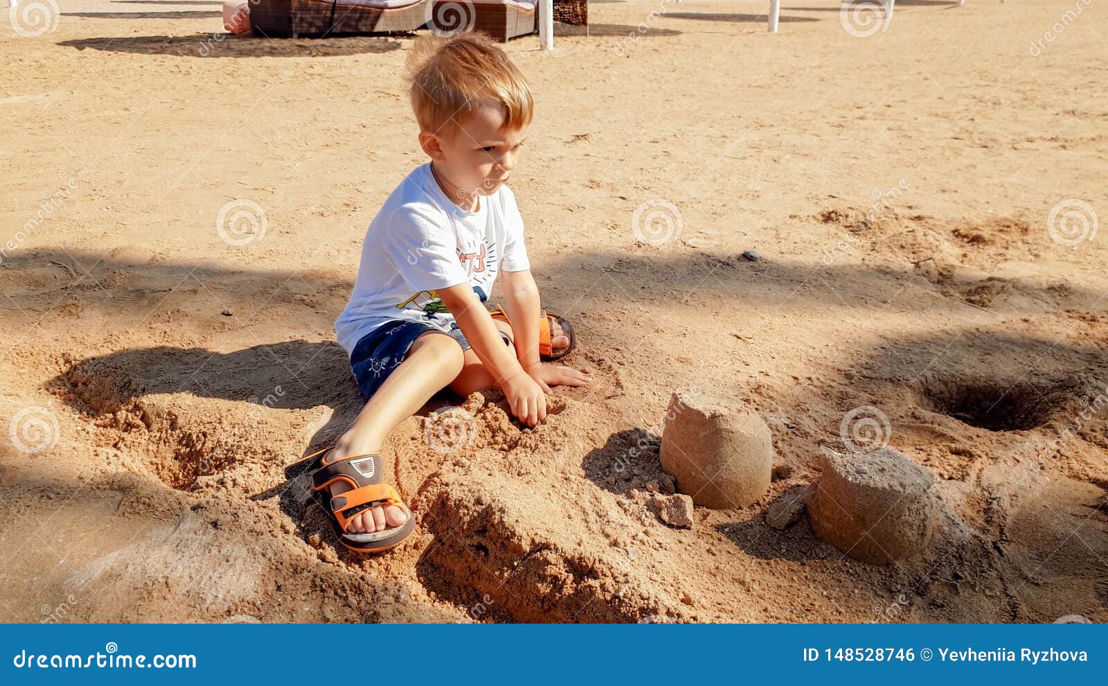 Мальчишки строят замки на песке. Домик из песка детский. Песочный замок. Мальчик на пляже строит замок. Дети строят песочный замок.