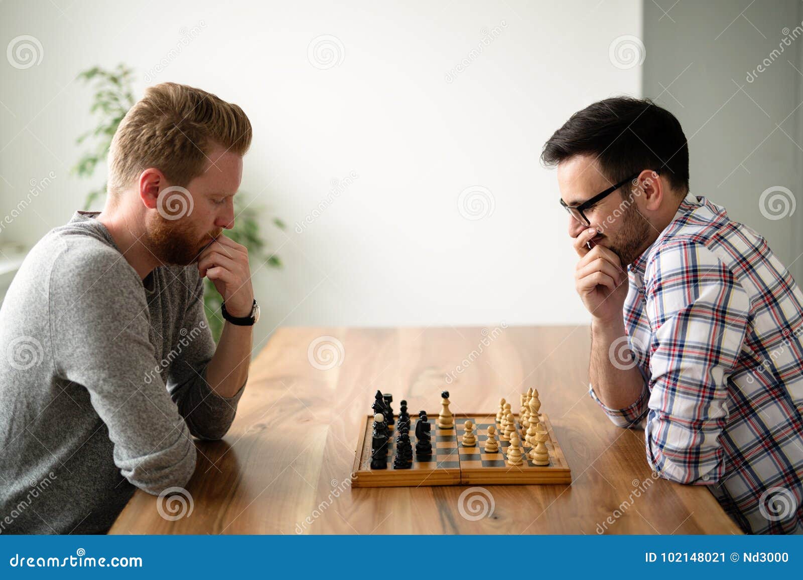 Мужчины играют в шахматы. Мужчина играющий в шахматы. Мужчина с шахматами. Шахматист Сток. Знаменитости играющие в шахматы.