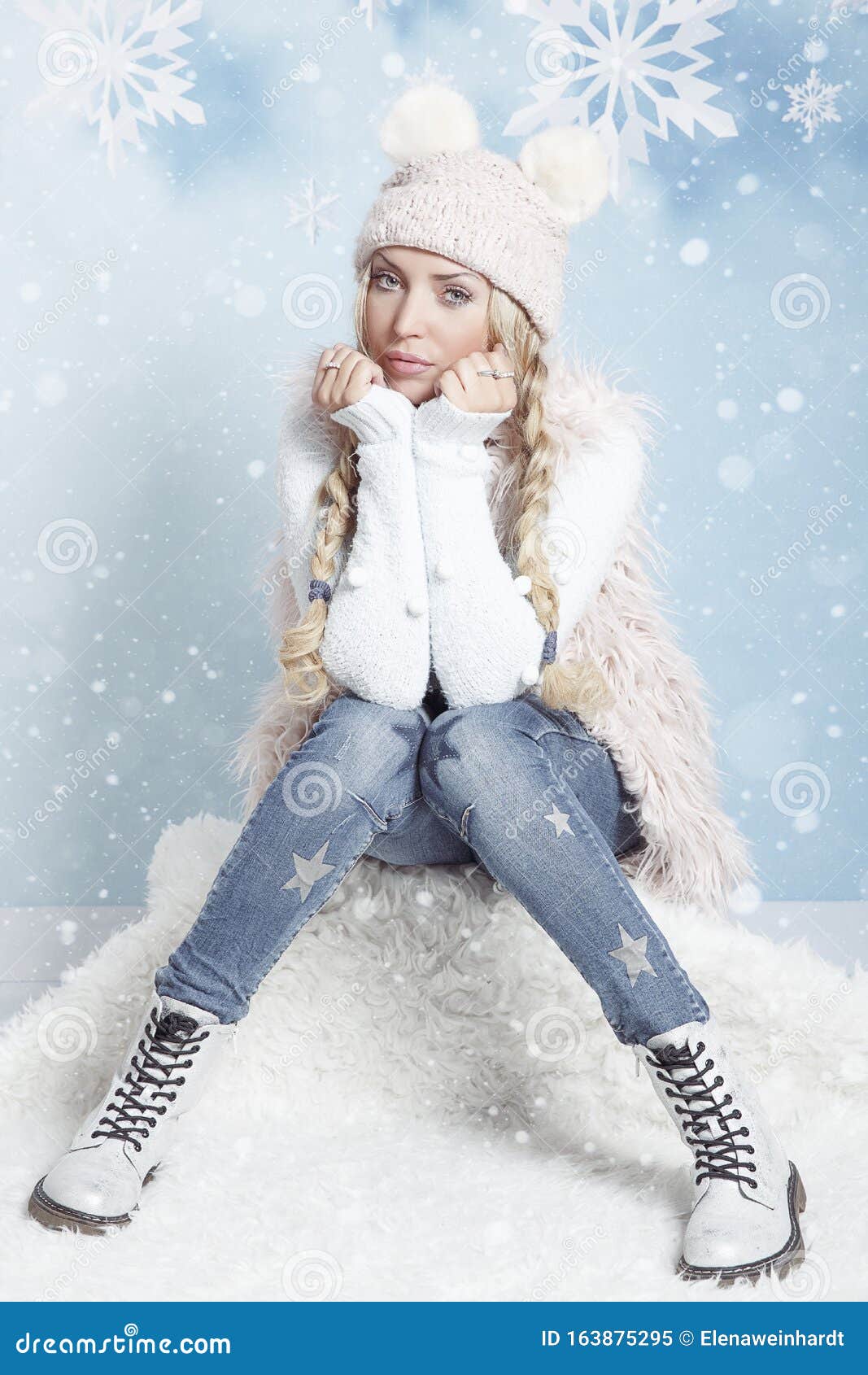 Портрет молодой блондинки с длинными волосами в зимней одежде Новогодний рождественский портрет на мягком синем фоне с Стоковое Изображение - изображение насчитывающей сторона, девушка: 163875295
