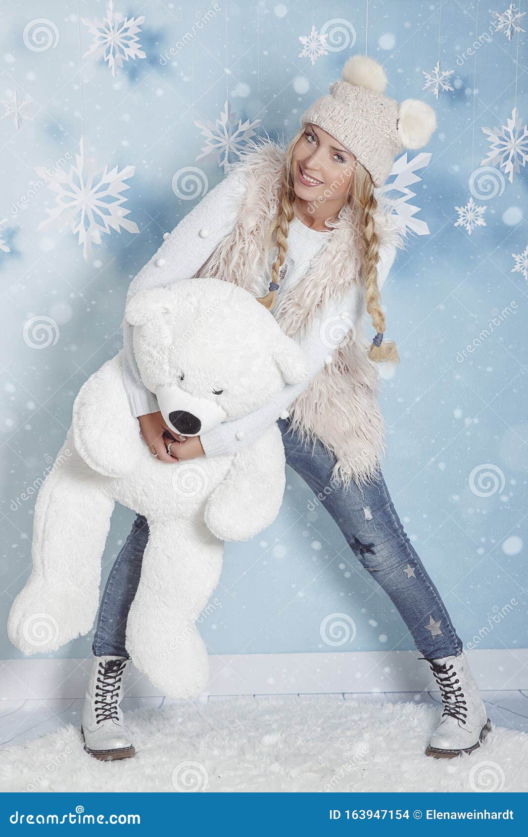 Портрет молодой блондинки с длинными волосами в зимней одежде в объятиях с большим полярным медведем Новый год рождества Стоковое Фото - изображение насчитывающей модель, погремушк: 163947154