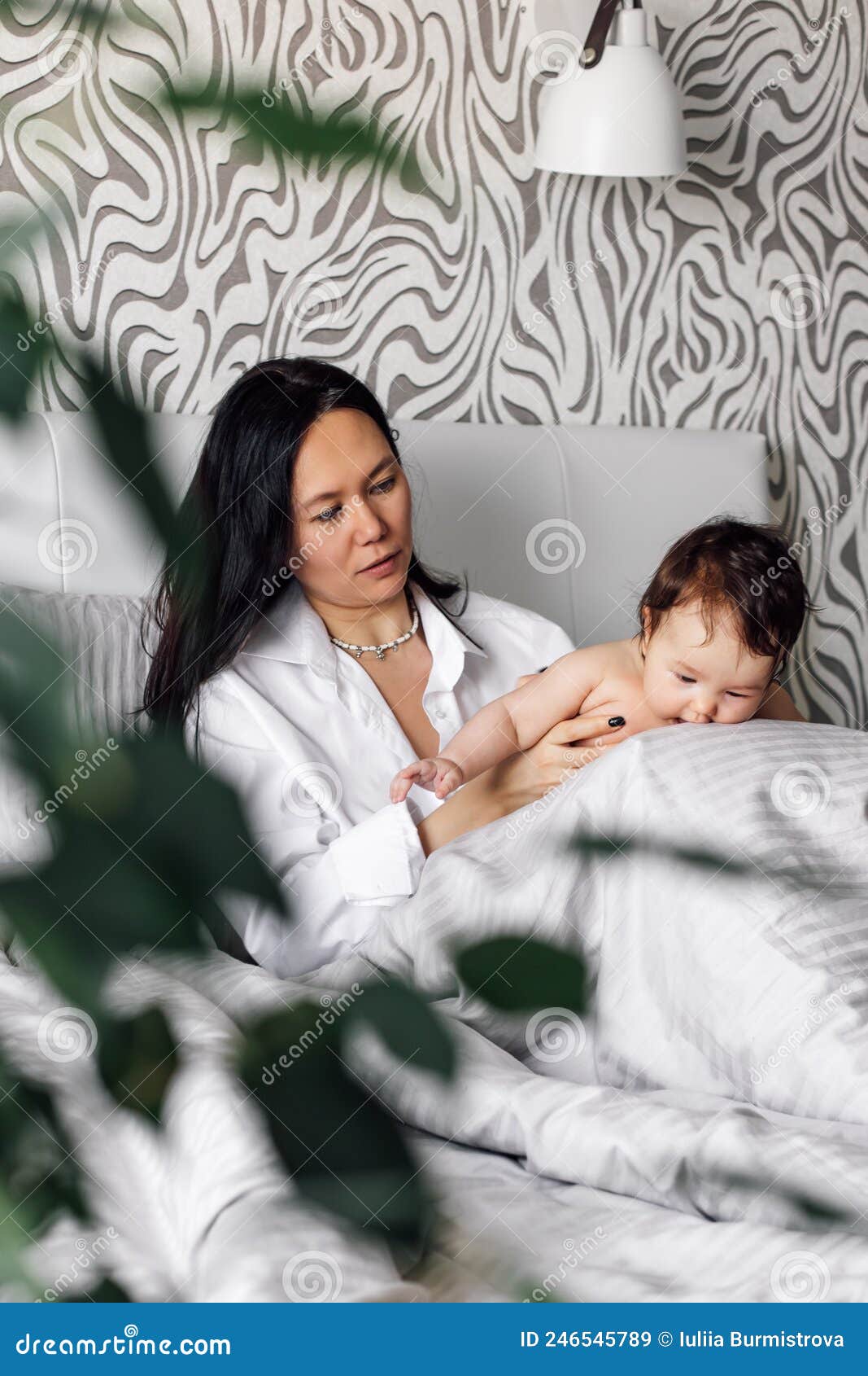 дочь лижет 