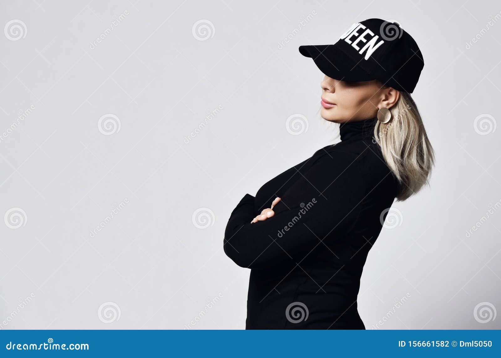 Портрет молодой сексуальной блондинки в модной черной кепке и стильной водолазке с скрещенными руками на белом Стоковое Фото - изображение насчитывающей закрыто, латиноамериканец: 156661582