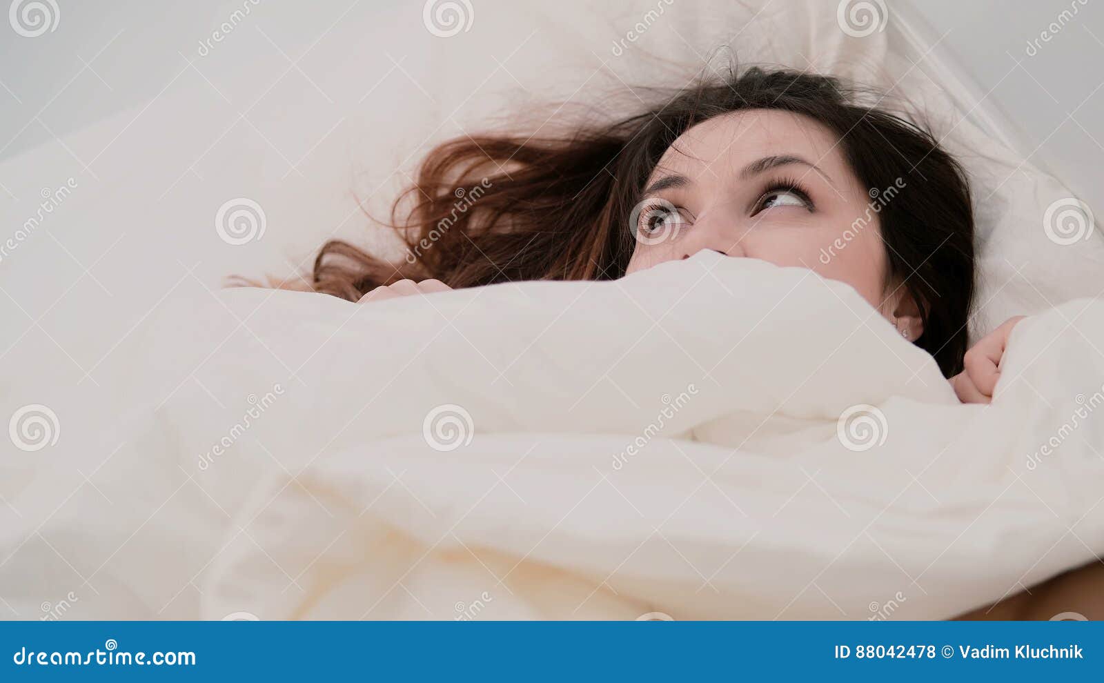 Девушка укрывается листом. Девушка прячет лицо под одеяло. Испуганная девушка прячется под одеялом вид сверху. Чел под простыней в очках фото на обои.