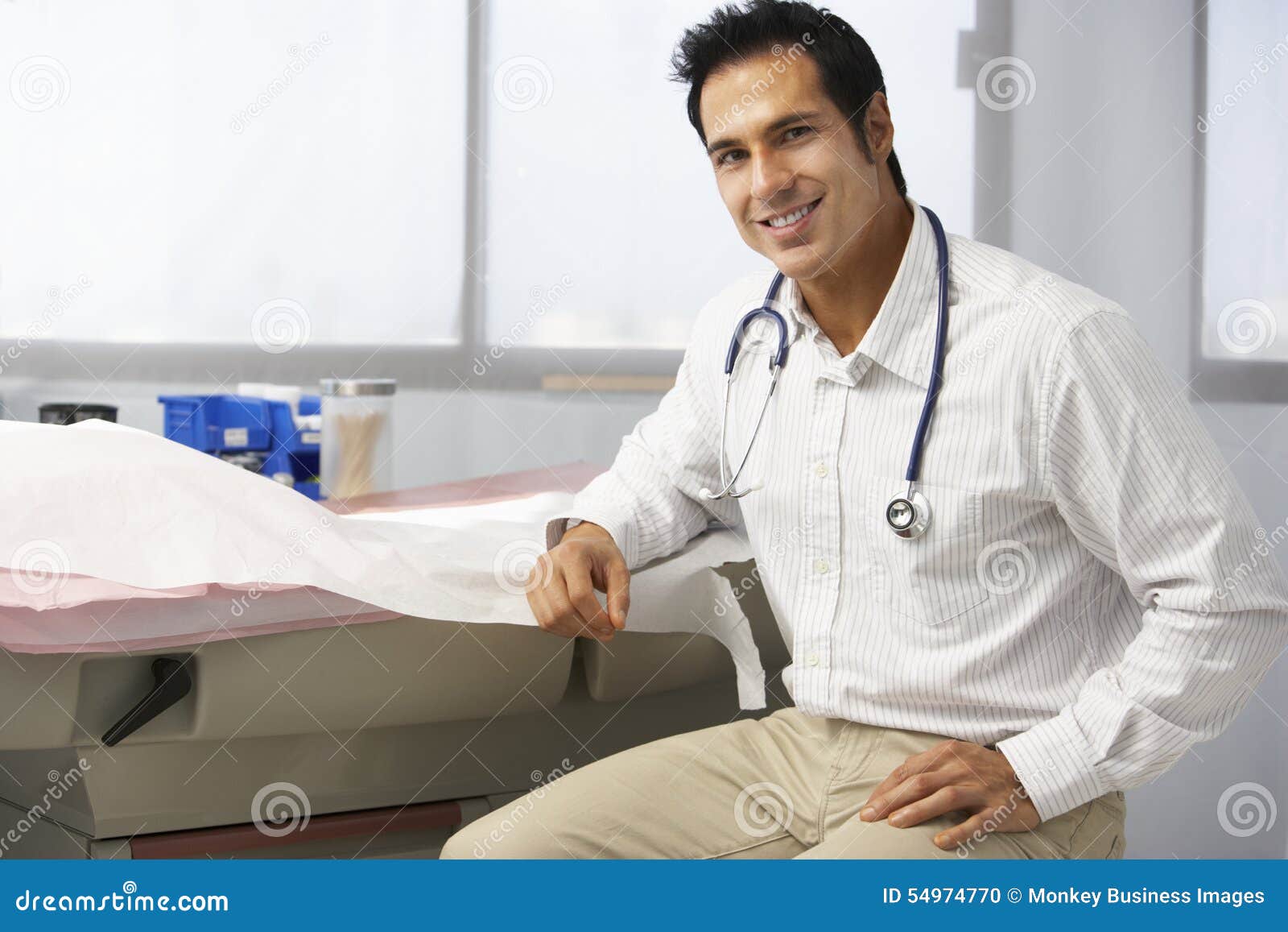 Мужской врач по половым органам как называется. Мужчина врач с короткой стрижкой. Мужчина врач реальное фото. Врач мужчина Греция. Врач мужчина взрослый индус.