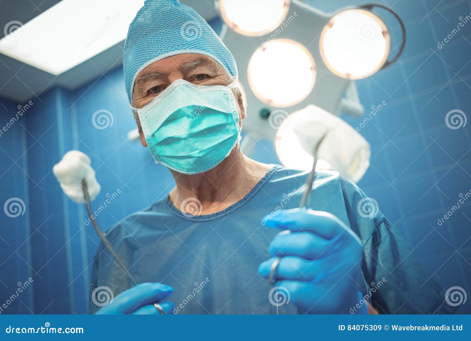 Хирург 1 том. Хирург мужчина. Инструменты стоматолога. Инструменты хирурга. Хирург с инструментами в руках.