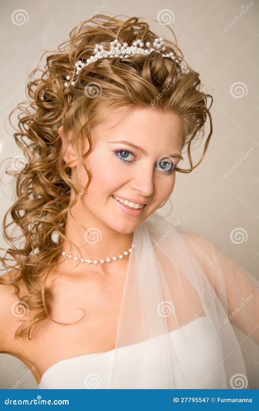 Прическа маме на свадьбу средние волосы. Прическа невесты на средние волосы. Свадебные прически на средние волосы. Свадебные прически для мамы. Свадебные причёски на средние волосы с челкой.