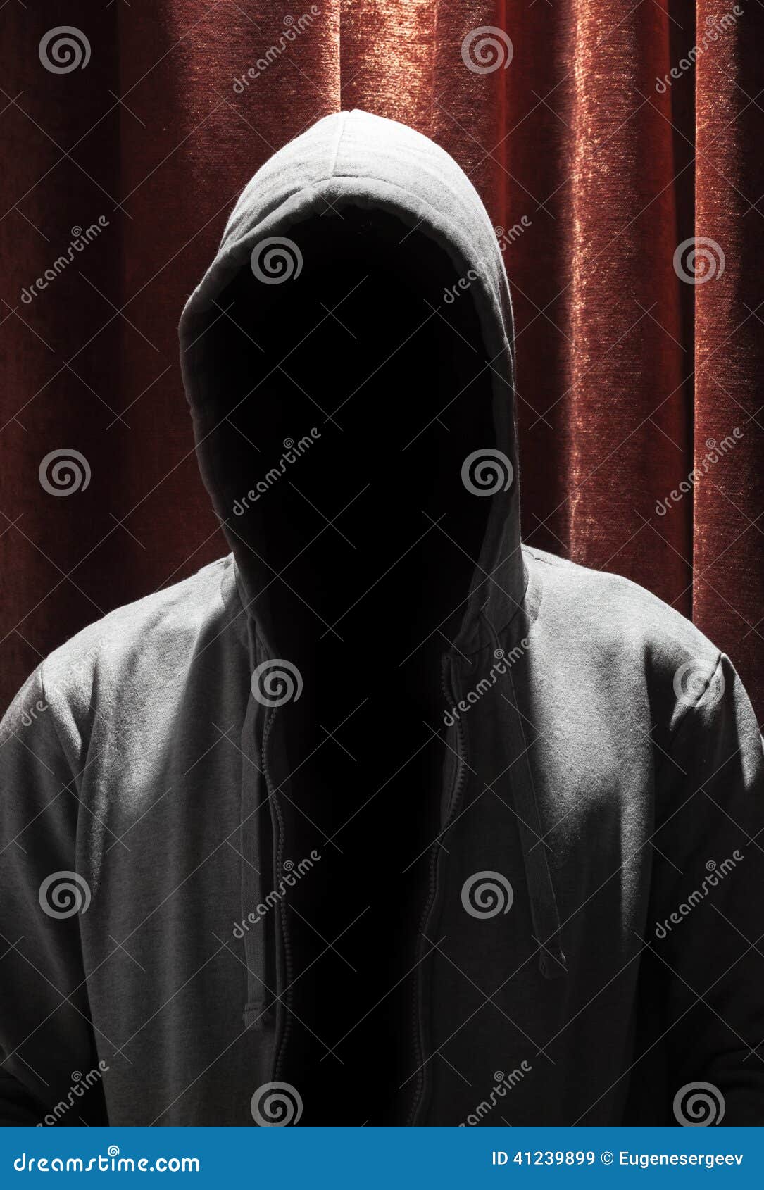 Скрытный это какой. Капюшон скрывающий лицо. Лицо скрытое капюшоном. Скрытный человек. Человек невидимка в капюшоне.