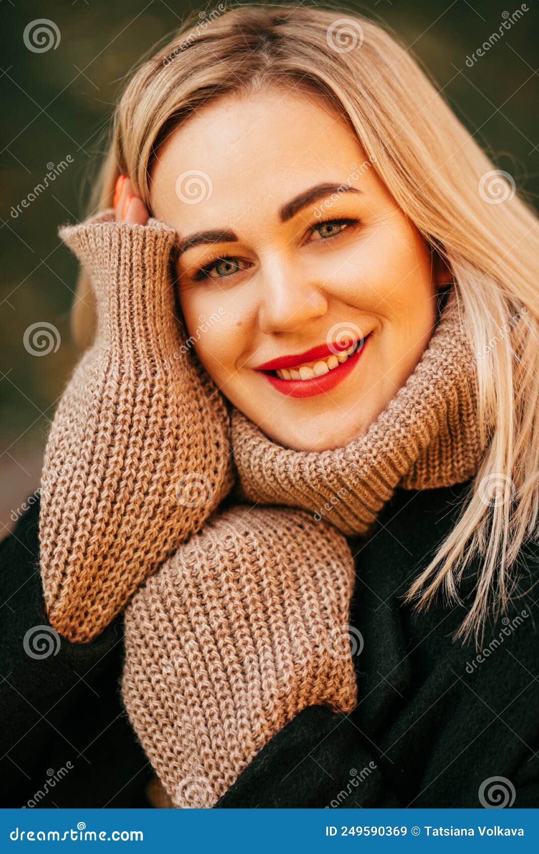 портрет очаровательной улыбающейся блондинки в вязанном шерстяном свитере,  освещённом золотым светом осеннего дня. красивая Стоковое Изображение -  изображение насчитывающей люди, одежда: 249590369