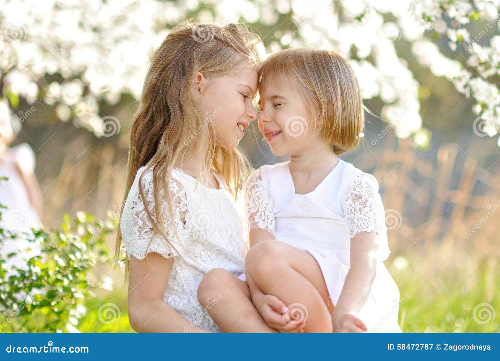 Little girl sisters. Маленькие подружки в трусиках. У подружки маленькие грудки. Маленькая девочка или армянка 2 подружки маленькие раздетые. Portrait of two girls of girlfriends on a Summer nature фото.