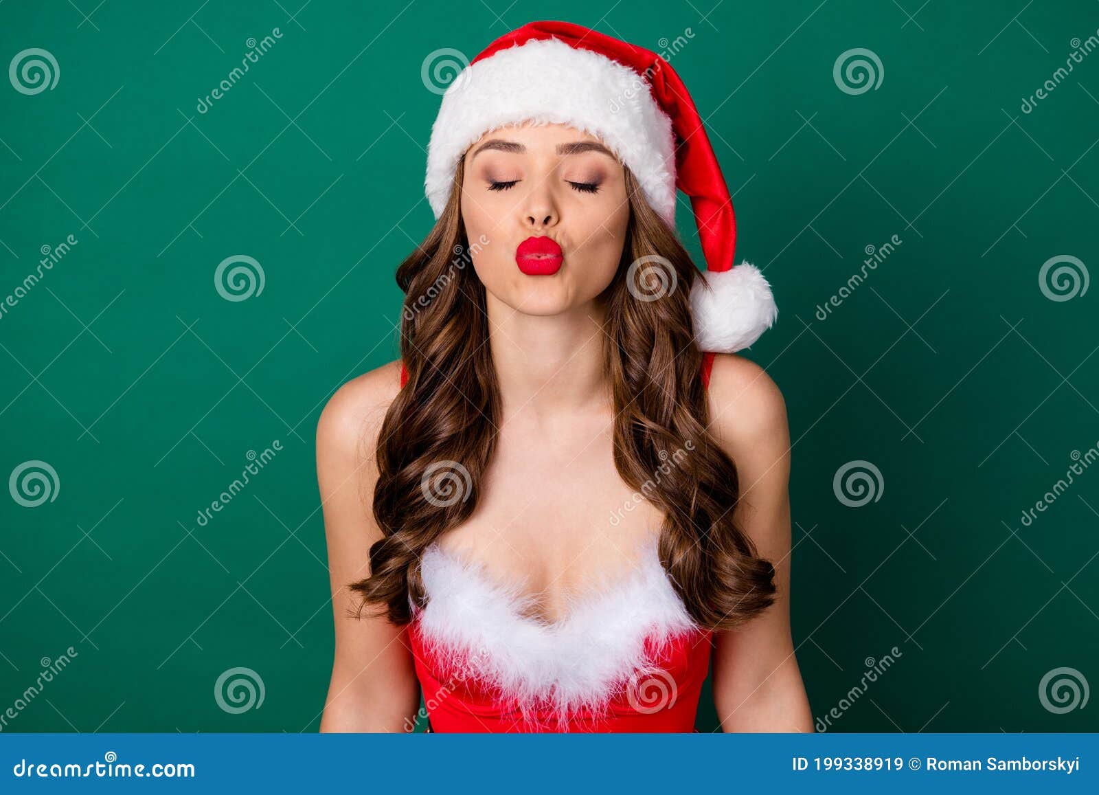 Портрет романтической flirty шикарной потрясающей шикарной дамы в шляпе дед...