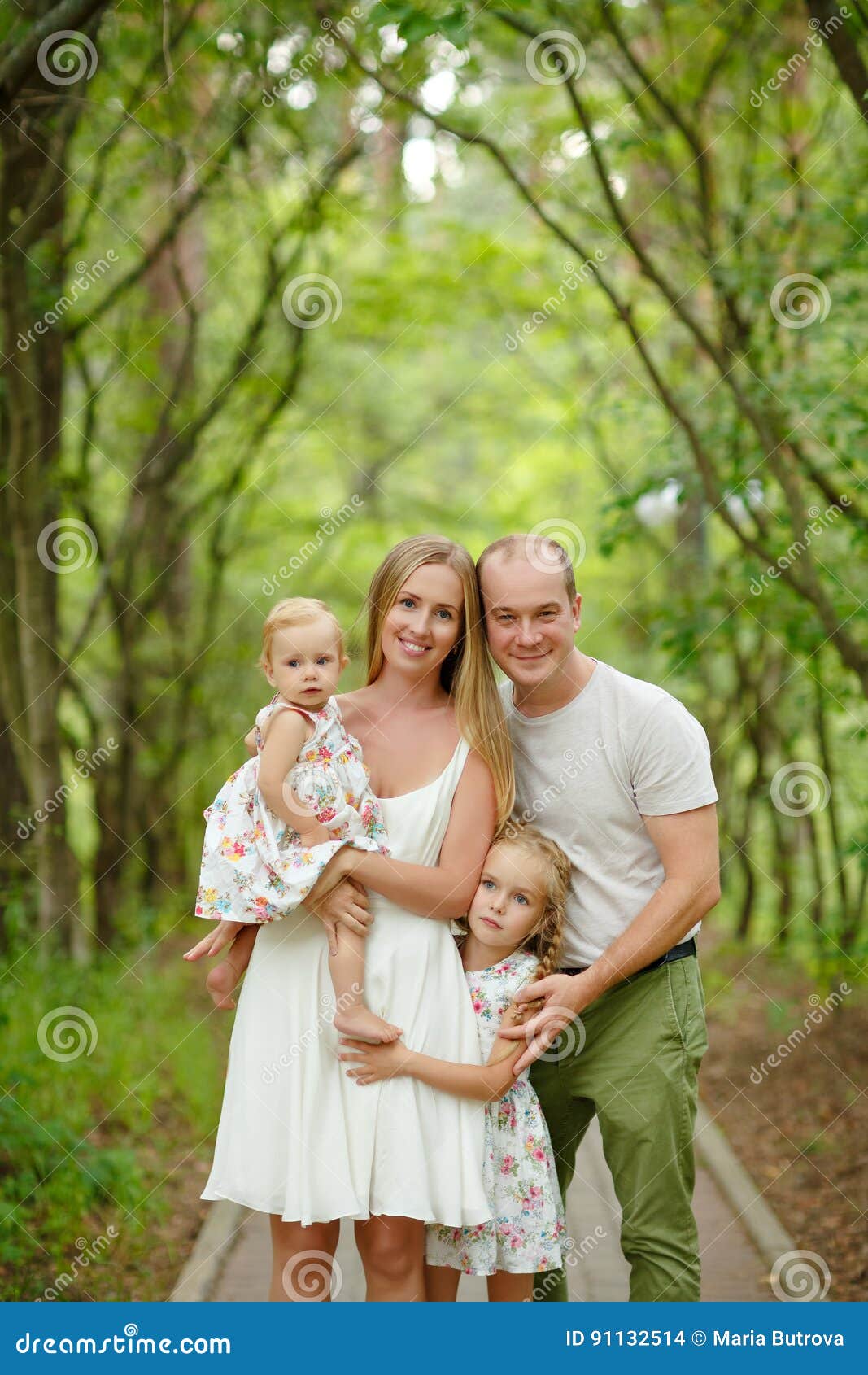 Blonde daughter. Семья с двумя дочками. Семейная фотосессия с двумя дочками. Семья блондинов. Семейная фотосессия папа и мама две дочери.