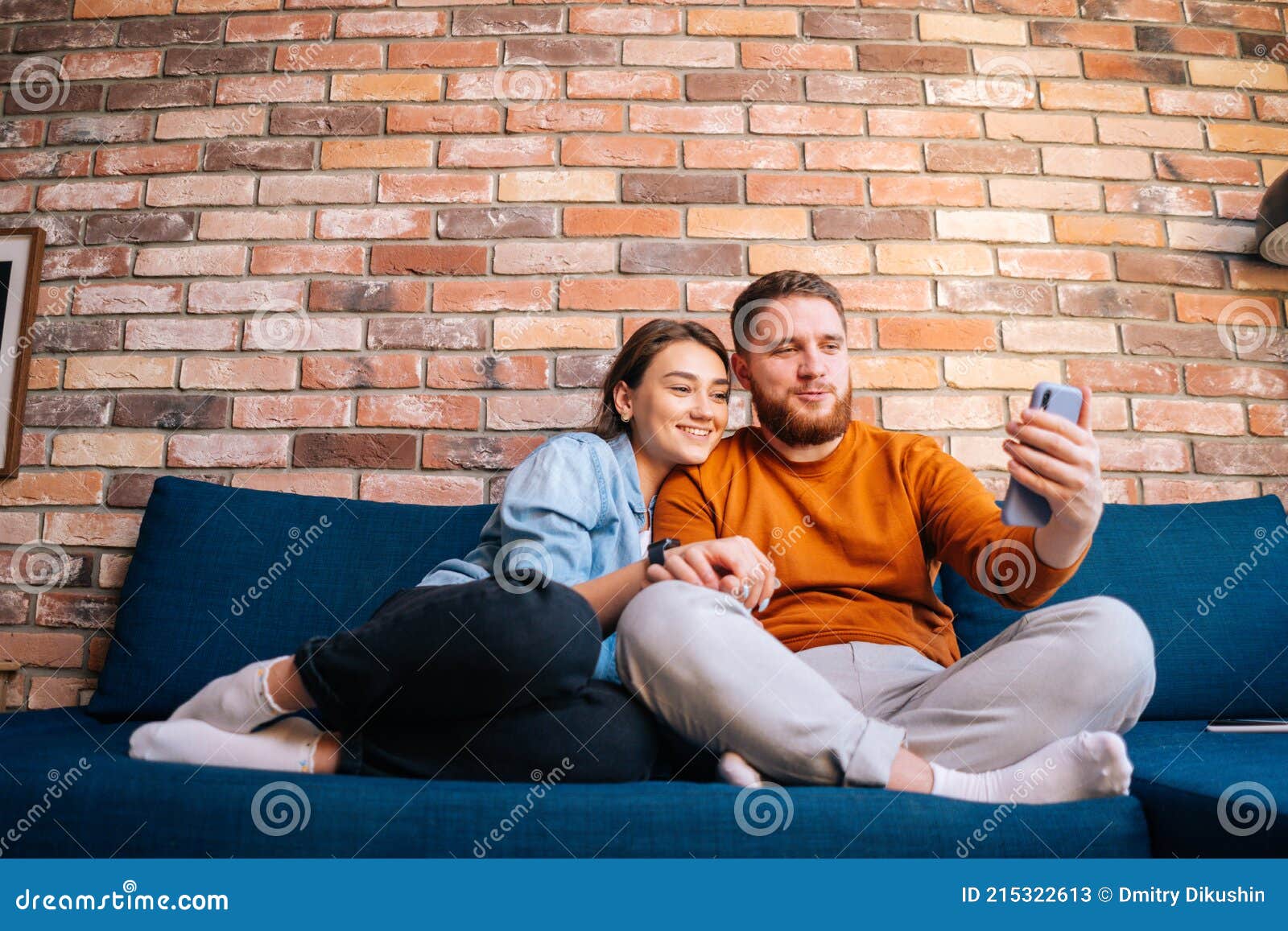 Портрет счастливых ярких молодых пар, имеющих онлайн чат веб-камеры с через  видео- звонок на мобильный телефон. Стоковое Изображение - изображение  насчитывающей люди, девушка: 215322613