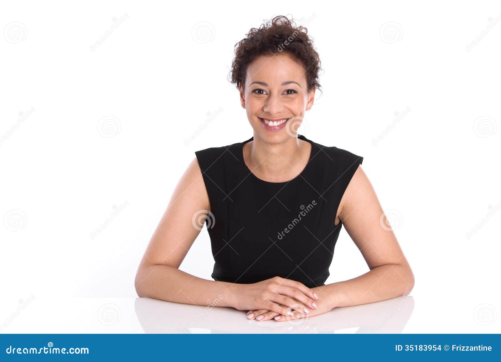 руки сложены перед собой на столе