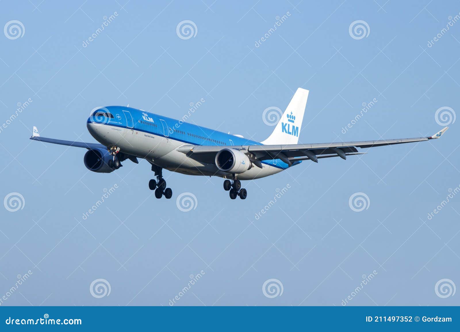 Посадка airbus klm вечером редакционное фотография. изображение  насчитывающей вечер - 211497352