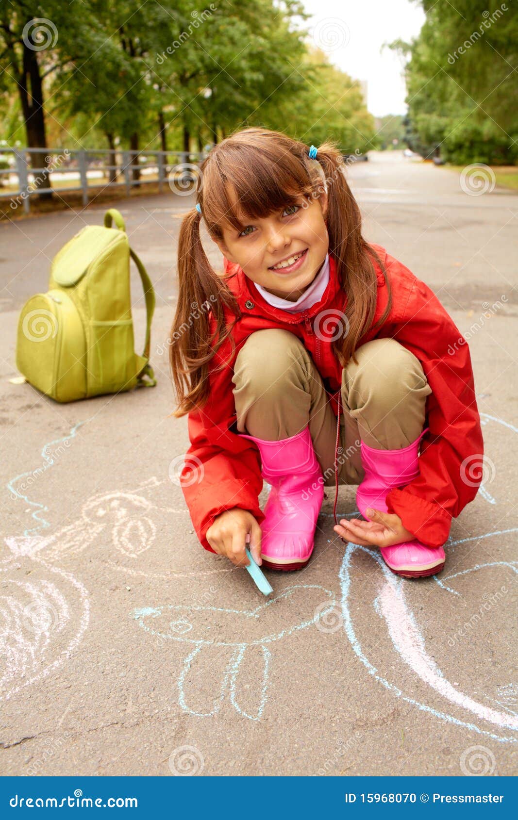 Девушка пошла пописать. Девочка с мелками. Маленькие девочки на детской площадке. Девочка присела. Подростки рисуют на асфальте.
