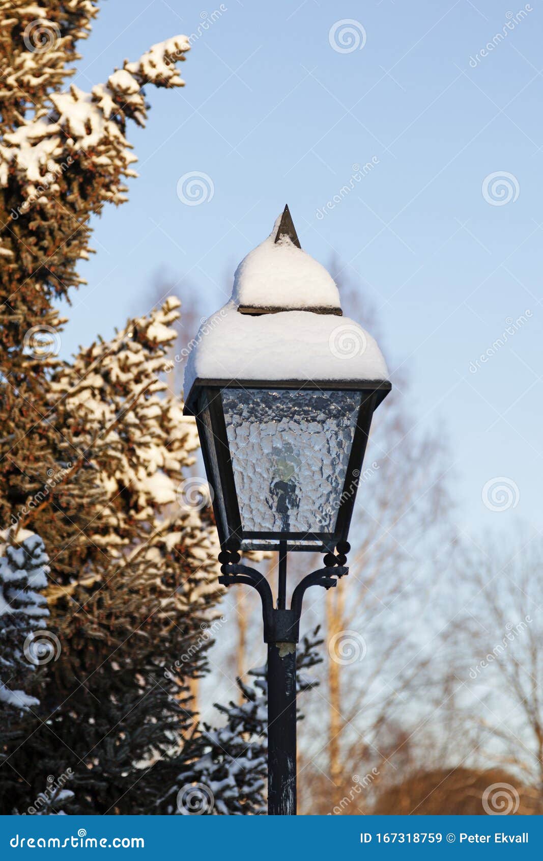 Похоже, фонарь в истории Нарнии крытом снегом Стоковое Изображение -  изображение насчитывающей церковь, нарнии: 167318759