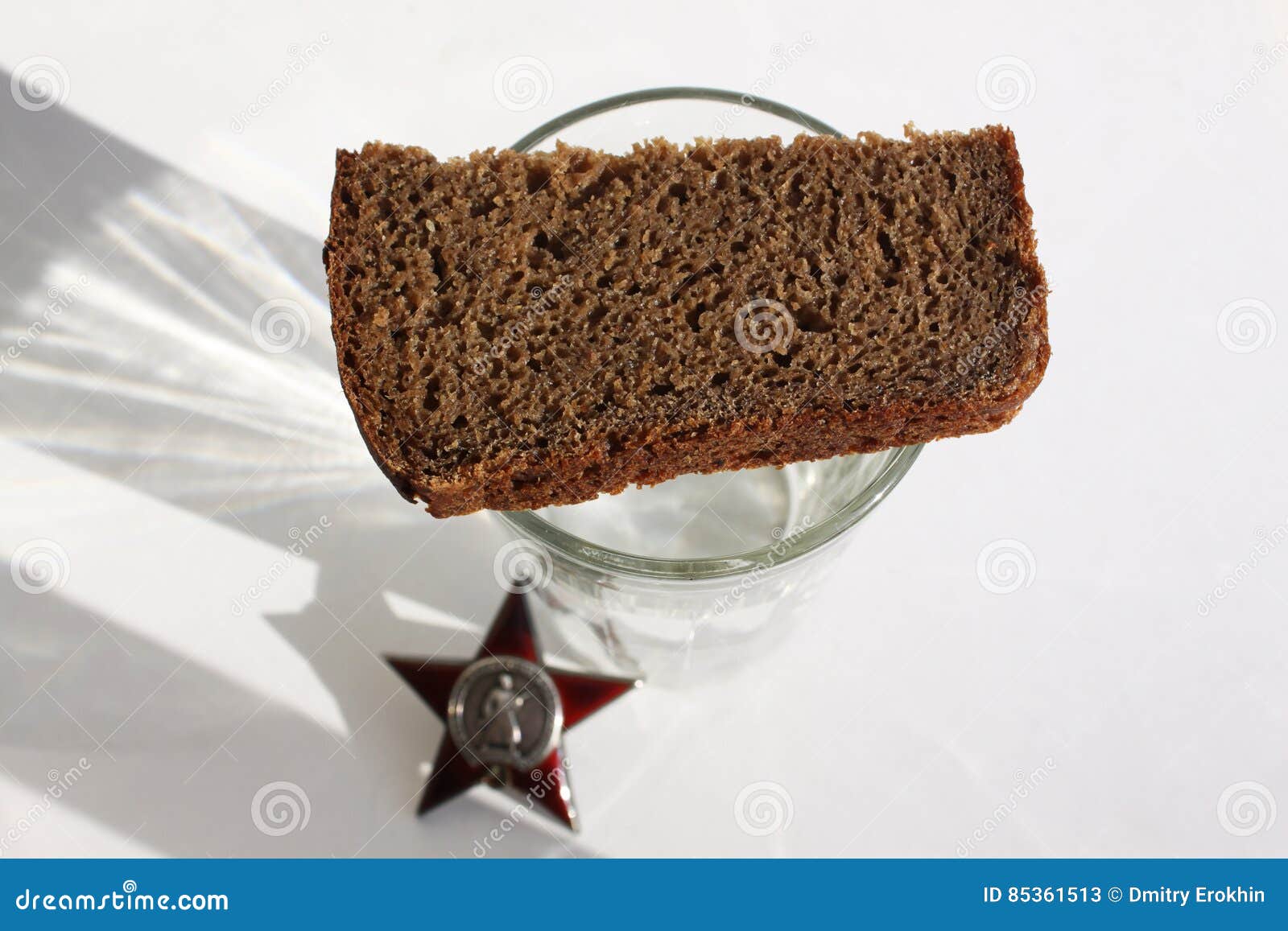 Хлеб на поминках. Рюмка с хлебом. Поминальный стакан с хлебом. Стакан накрытый хлебом.
