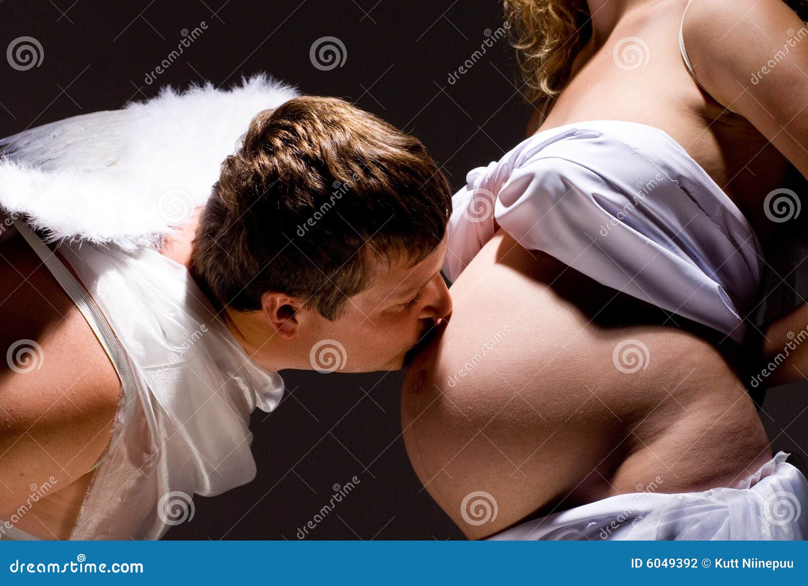 парень целует в живот и грудь фото 16
