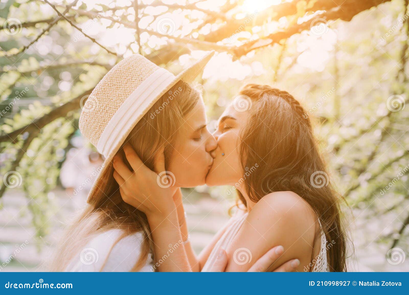 Поцелуй 2 лесбиянка женщин стоковое изображение. изображение насчитывающей свобода - 210998927