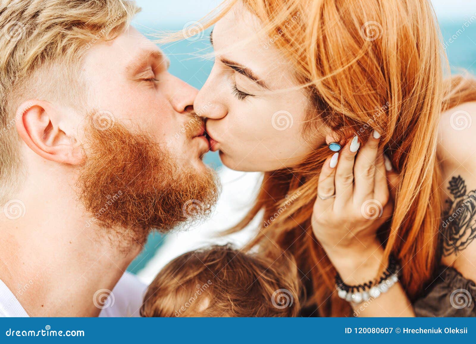 Мама папа поцелуй. Папа целует маму. Мама и папа целуются. Поцеловаться папа и дочь. Папа и мама целуются с языком.