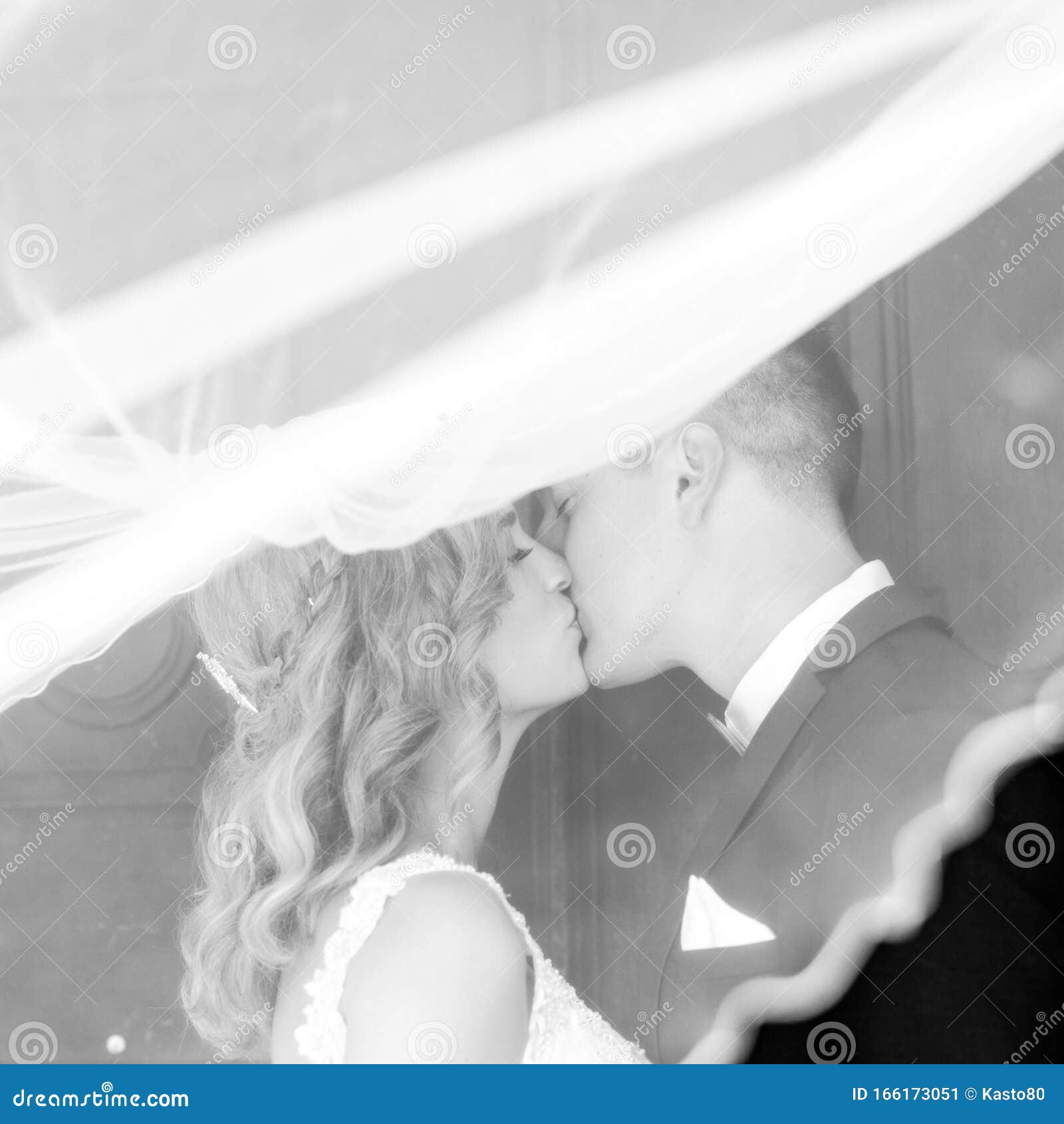 Поцелуй невесту читать. Жених и невеста нежный поцелуй. Парочка свадьба поцелуй чёрно белого. Невеста и жених можете поцеловаться. Поцелуй своего жениха черно белая.